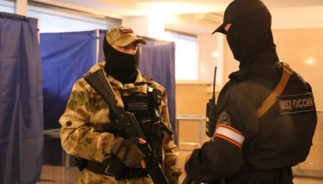 На Луганщині загарбники обшукують тих, хто прийшов взяти участь у псевдовиборах - ОВА