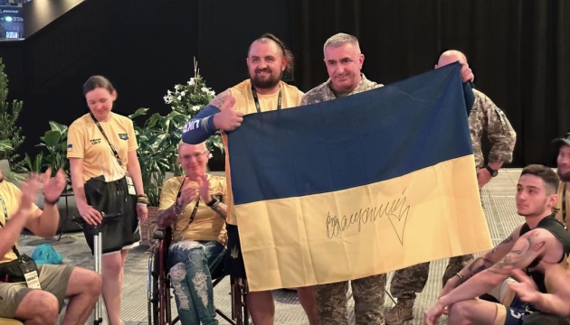 Українській збірній на Invictus Games передали прапор з підписом Залужного