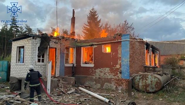 Російські війська обстріляли з артилерії Вовчанськ, спалахнула пожежа