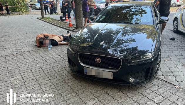 У Дніпрі посадили під нічний домашній арешт жінку, яка разом із водієм Jaguar чинила опір поліції