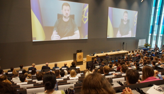 Zelensky habla con estudiantes de las principales universidades de los Países Bajos