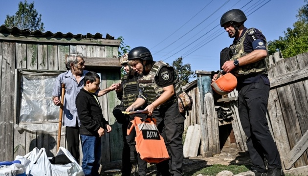 Family with child taken from Stepnohirsk as part of forced evacuation