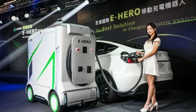 Тайванська компанія представила зарядного робота для електромобілів