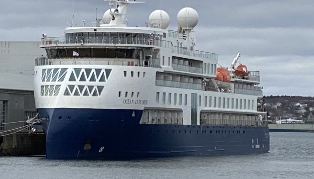 У Гренландії сів на мілину круїзний лайнер з сотнями людей на борту