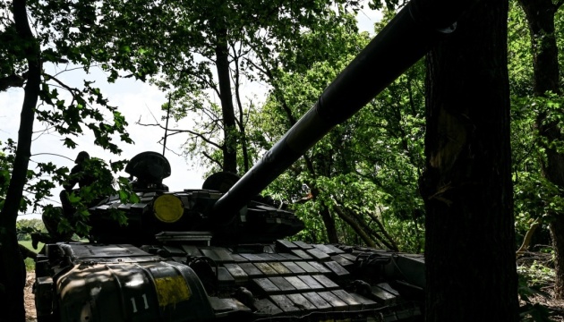 In Richtung Bachmut zerstören Verteidigungskräfte vier russische Panzer und Lastwagen Ural