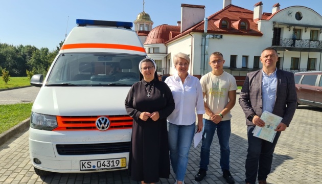 Парафія УГКЦ у Ганновері передала в Україну карету швидкої допомоги
