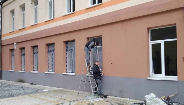 У Миколаєві відновлюють навчальні заклади після російських обстрілів