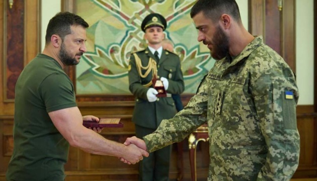 Zelensky presents awards to tankers