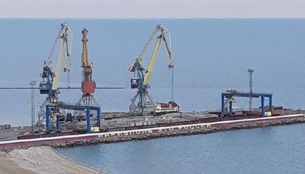 Russisches Schiff bringt Betonbefestigungen nach Mariupol