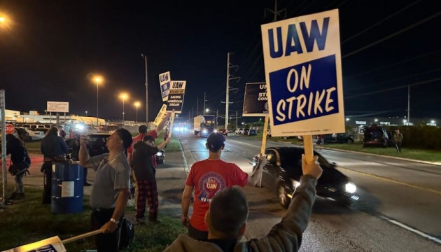 У США страйкують працівники заводів GM, Ford і Stellantis