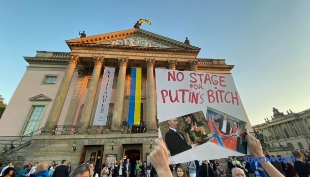 過去に露侵略を支持していたロシア人オペラ歌手のベルリン公演に活動家が抗議