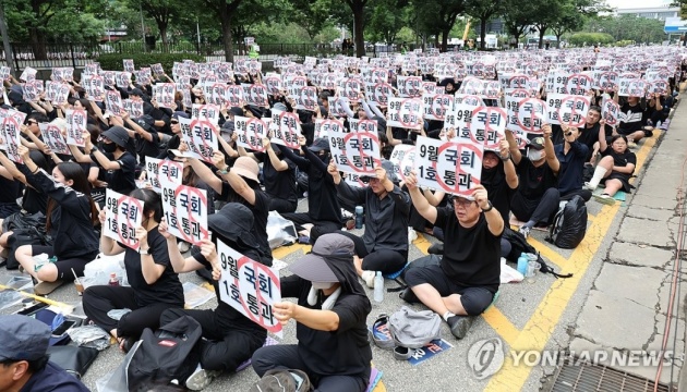 У Південній Кореї тисячі вчителів мітингують, вимагаючи захисту від знущань з боку батьків учнів