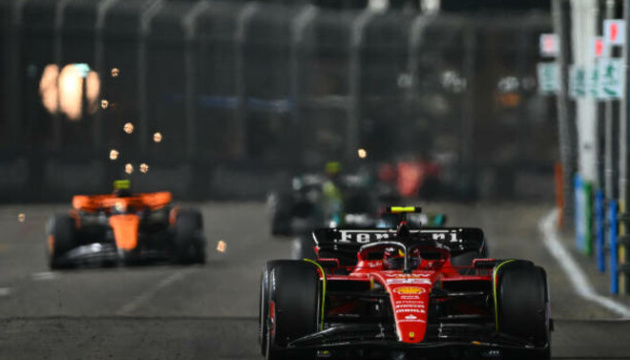 «Формула-1»: Сайнс виграв Гран-прі Сингапура, Ферстаппен - п'ятий
