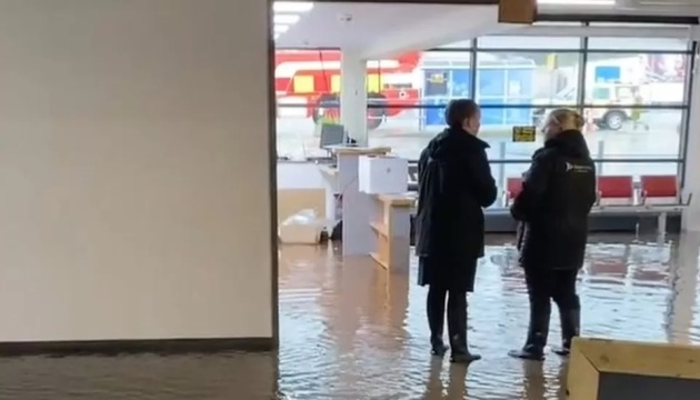 У Британії через зливу закрили аеропорт