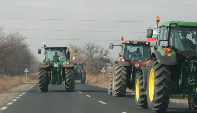 Bulgarian farmers start blocking roads due to permission to import grain from Ukraine