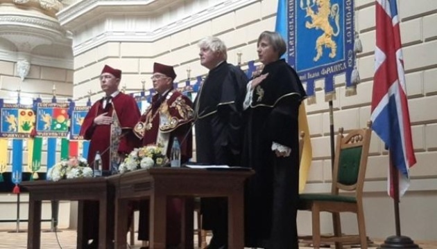 Fałszywe zdjęcie - Boris Johnson i profesorowie Narodowego Uniwersytetu im. Iwana Franki używali „nazistowskiego pozdrowienia” we Lwowie

