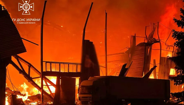 У Львові внаслідок ворожої атаки горять склади із гуманітарною допомогою