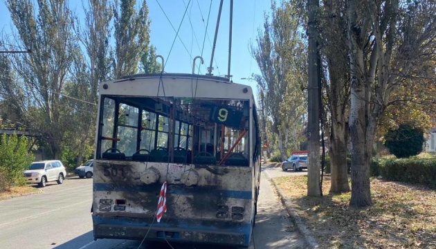 Russische Armee trifft einen Trolleybus in Cherson, ein Polizist getötet, zwei Passagiere verletzt