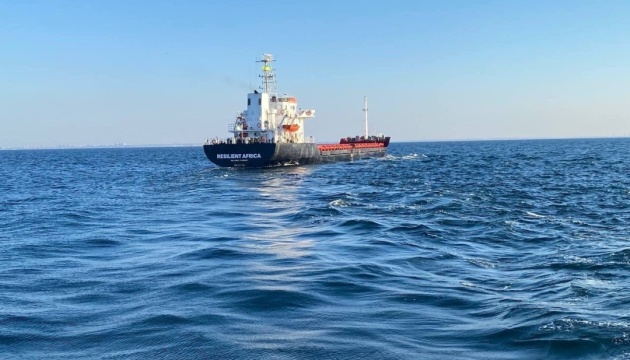 ウクライナ南部の海洋港から小麦を載せた民間船が出帆