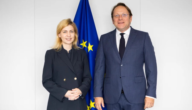 Стефанішина обговорила з комісаром ЄС Вагреї виконання семи рекомендацій Єврокомісії