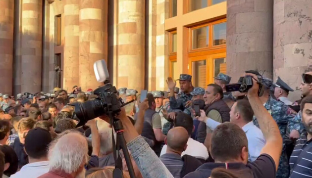 Протестувальники в Єревані почали штурмувати будівлю уряду