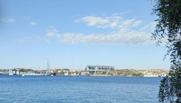 Росія виводить військові кораблі із Севастопольської бухти - партизани