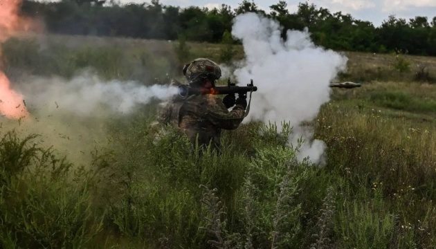 Fuerzas de defensa repelen los ataques en las zonas de Bajmut y Mariinka