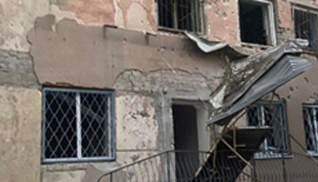 Russen treffen ein Wohnheim in Cherson, es gibt Tote und Verletzte