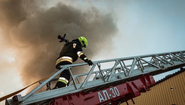У Харкові рятувальники загасили пожежу, яка виникла через ракетний удар
