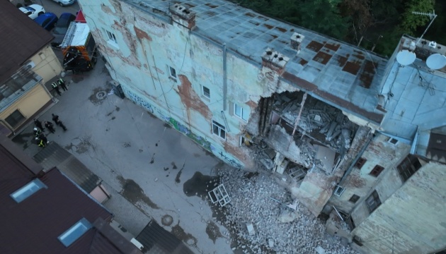 У центрі Чернівців обвалилася стіна житлового будинку - його демонтують