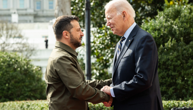 Volodymyr Zelensky accueilli par Joe Biden à la Maison Blanche 