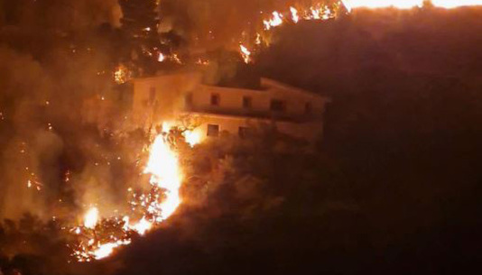 Через лісові пожежі в одному з міст Сицилії закрили школи