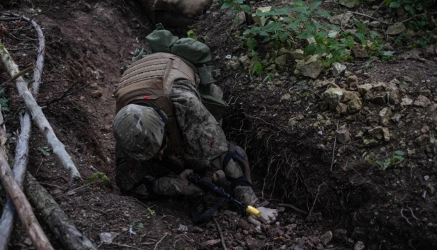 During training in UK, Ukrainian soldiers prepare for operations in dense forests