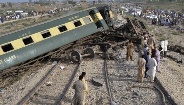 У Пакистані зіткнулися пасажирський та вантажний потяги, майже 30 постраждалих