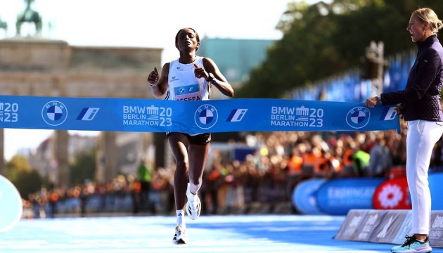 Ефіопська бігунка оновила світовий рекорд у марафоні 