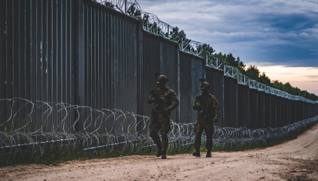 У Міноборони Польщі показали чергову спробу мігрантів прорвати кордон з боку Білорусі