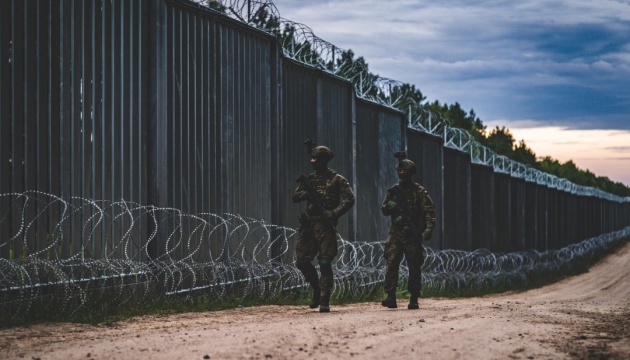 У Міноборони Польщі показали чергову спробу мігрантів прорвати кордон з боку Білорусі