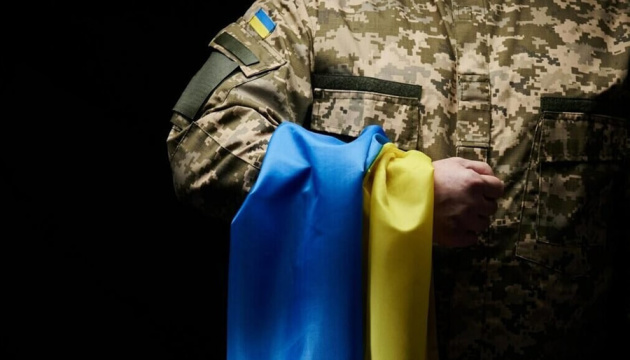 Fałszywe wideo - martwi ukraińscy żołnierze zostaną pochowani w biokapsułach

