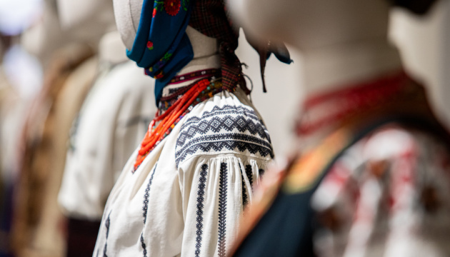 У Музеї Івана Гончара продовжили виставку українського та кримськотатарського вбрання