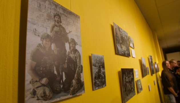Кадри боїв під Бахмутом: у Києві відкрилася виставка «У сталевих грозах»