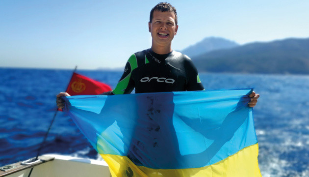 Українець пропливе 25 км у відкритому морі задля збору на броньовану 
