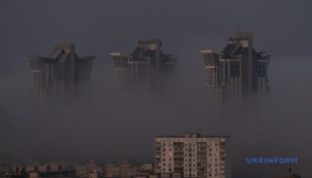 У Києві в першій половині дня утримається туман