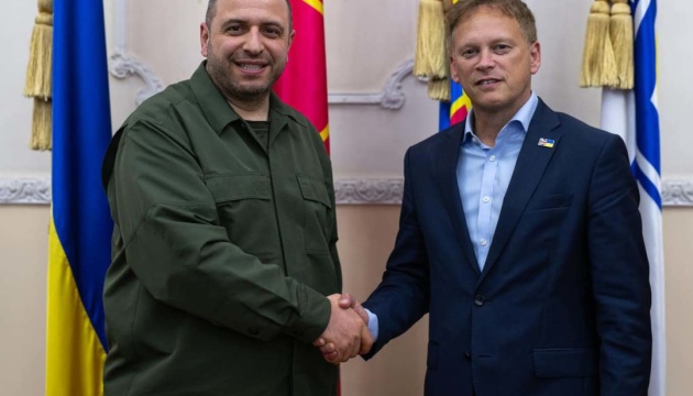 Umerov y Shapps tratan la situación en el frente y necesidades urgentes de las Fueras Armadas de Ucrania