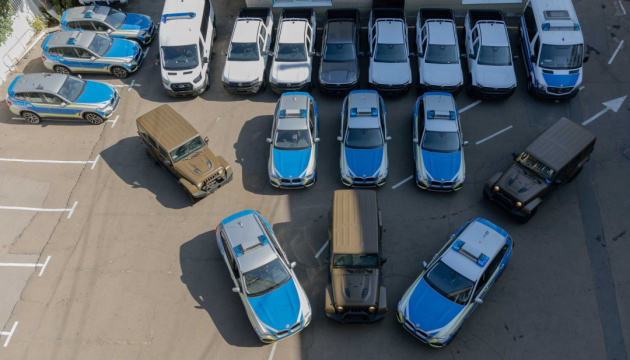 Баварія передала МВС України 30 автівок, генератори й мотопомпи