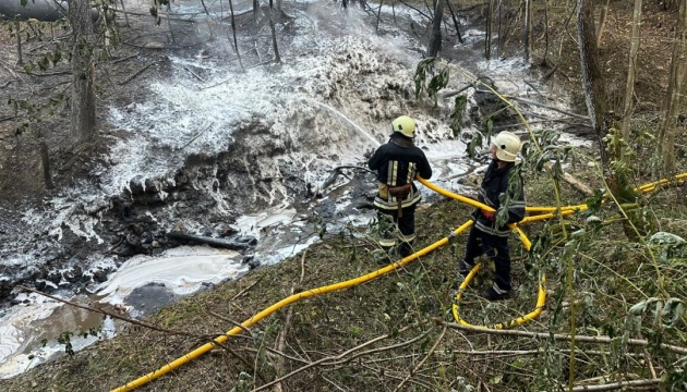 На Івано-Франківщині ліквідували пожежу, що сталася внаслідок пориву нафтопроводу