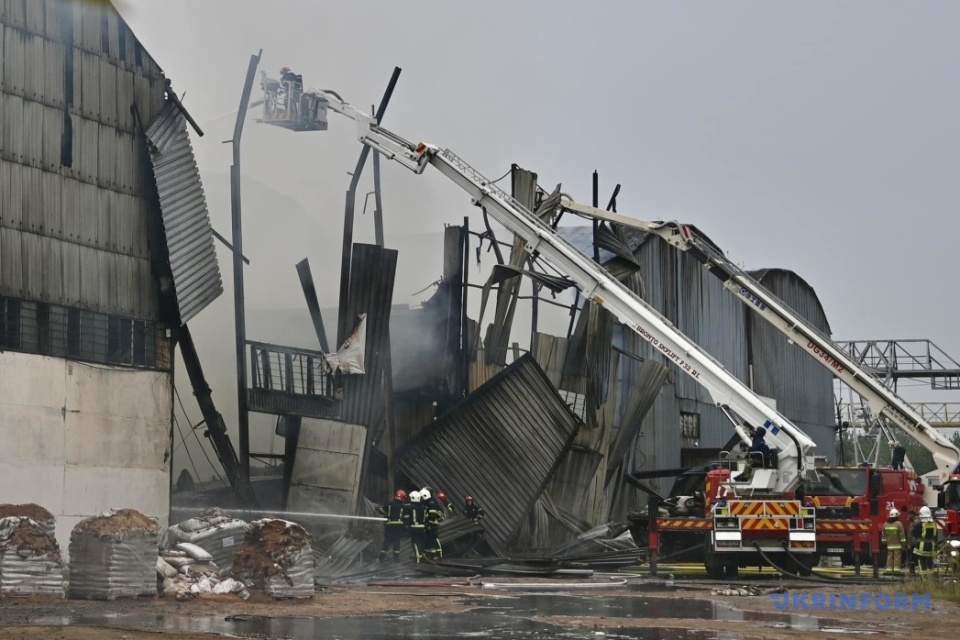 ДСНС ліквідовує у Львові наслідки ворожого удару «Шахедами» / Фото: Анастасія Смольєнко. Укрінформ