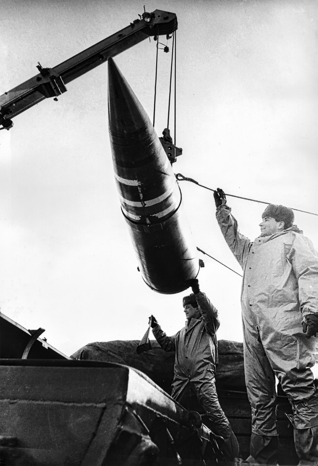 Ядерну боєголовку переміщають в контейнер, для подальшої передачі з України у Росію / Фото Валерія Соловйова, січень 1992 року