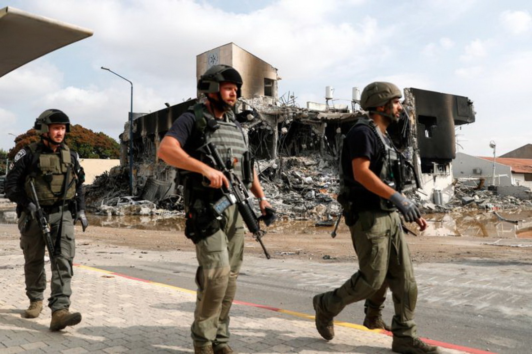 Ізраїльтяни відновлюють контроль у Сдероті, позаду - зруйнований палестинцями відділок поліції / Фото Atef Safadi, EPA-EFE