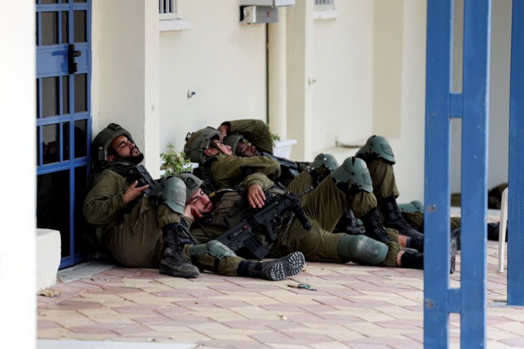 Ізраїльські солдати відпочивають після того, як відбили у бойовиків ХАМАС одне із міст на півдні країни / Фото Reuters