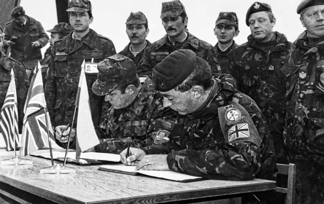 Підписання документу з британськими партнерами про остаточну утилізацію танків. До початку поставки в Україну «Challenger 2» залишалося 28 років / Фото Валерія Соловйова, жовтень 1995 року